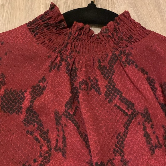 Banana Republic top size small - Picture 2 of 5